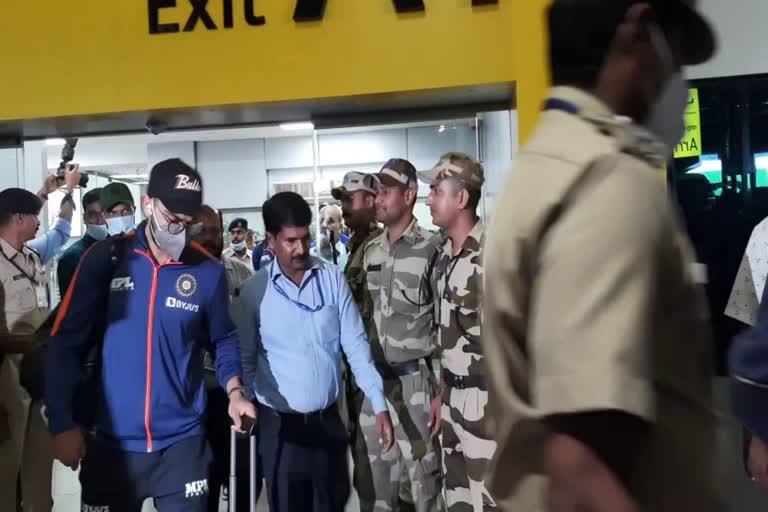 Indian Cricket Team  India  Indian Cricket Team arrival at Thiruvananthapuram  Thiruvananthapuram  Team arrival  T20 against South Africa  South Africa  ഇന്ത്യന്‍ ടീമിന്  തിരുവനന്തപുരത്ത് ആവേശോജ്ജ്വല വരവേല്‍പ്  ദക്ഷിണാഫ്രിക്ക  ദക്ഷിണാഫ്രിക്കക്കെതിരെ നടക്കുന്ന ടി ട്വന്‍റി  തിരുവനന്തപുരത്തെത്തിയ ഇന്ത്യന്‍ ടീമിന്  സഞ്ജു സാംസണെ ടീമിൽ ഉൾപ്പെടുത്താത്തതില്‍  നീരസം പ്രകടിപ്പിച്ച് ആരാധകര്‍  തിരുവനന്തപുരം  കാര്യവട്ടം ഗ്രീൻഫീൽഡ് സ്‌റ്റേഡിയത്തിൽ  കാര്യവട്ടം  കേരള ക്രിക്കറ്റ് അസോസിയേഷൻ  ഇന്ത്യന്‍ നായകന്‍ രോഹിത് ശർമ  രോഹിത് ശർമ  വിരാട് കോലി  മലയാളി താരം  സഞ്ജു  ദക്ഷിണാഫ്രിക്കൻ ക്യാപ്റ്റൻ ബാവുമ