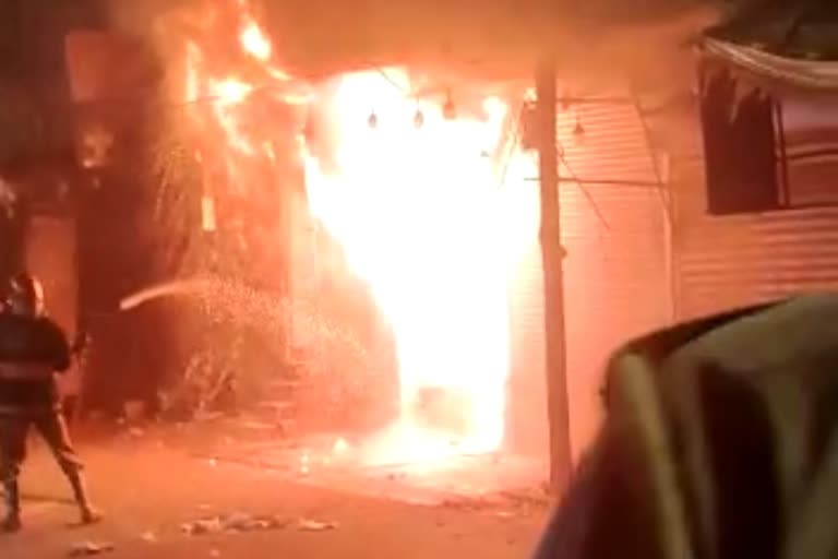 fire breaks out in toy shop in paharganj