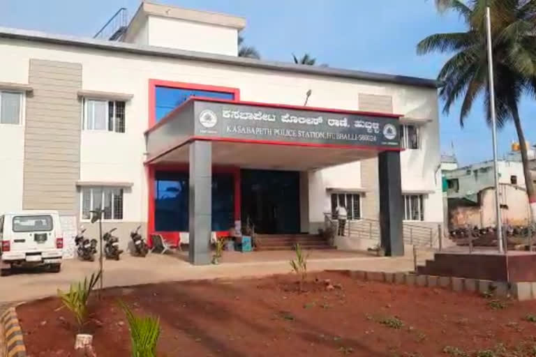 State police raid on PFI and SDPI workers in Hubli  police raid on PFI  Karnataka police raid on PFI  Police raid on PFI in Karnataka  PFI and SDPI workers in Hubli  ಧಾರವಾಡದಲ್ಲಿ ಪೊಲೀಸರ ದಾಳಿ  ಎಸ್​ಡಿಪಿಐ ಪಿಎಫ್​ಐ ಮುಖಂಡರ ವಶ  ಮುಖಂಡರನ್ನು ಪೊಲೀಸರು ವಶಕ್ಕೆ ಪಡೆದು ವಿಚಾರಣೆ  ಮನೆ ಮತ್ತು ಕಚೇರಿ ಮೇಲೆ ರಾಜ್ಯ ಪೊಲೀಸರು ದಾಳಿ  ಕಸಬಾಪೇಟ್ ಪೇಟ್ ಪೊಲೀಸ್ ಠಾಣಾ ವ್ಯಾಪ್ತಿ  ಕಲಘಟಗಿ ಪೊಲೀಸ್ ಠಾಣಾ ವ್ಯಾಪ್ತಿ