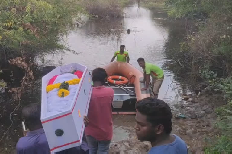 சுடுகாடு இல்லாததால் இறந்த உடலை ஆற்றில் கொண்டு செல்லும் அவல நிலை ...!