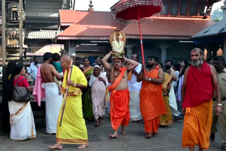 രഥോത്സവം  കൊല്ലൂർ മൂകാംബിക ക്ഷേത്രം  നവരാത്രി ചടങ്ങുകൾക്ക് തുടക്കം  നവരാത്രി ആഘോഷ പൂജകൾ  പുഷ്‌പരഥോൽസവം  പുഷ്‌പരഥോൽസവം ഇത്തവണ പകല്‍  കൊല്ലൂരില്‍ നവരാത്രി ചടങ്ങുകൾക്ക് തുടക്കം  kollur mookambika temple  navratri festival  navratri festival at kollur mookambika temple  kollur mookambika temple navratri festival started