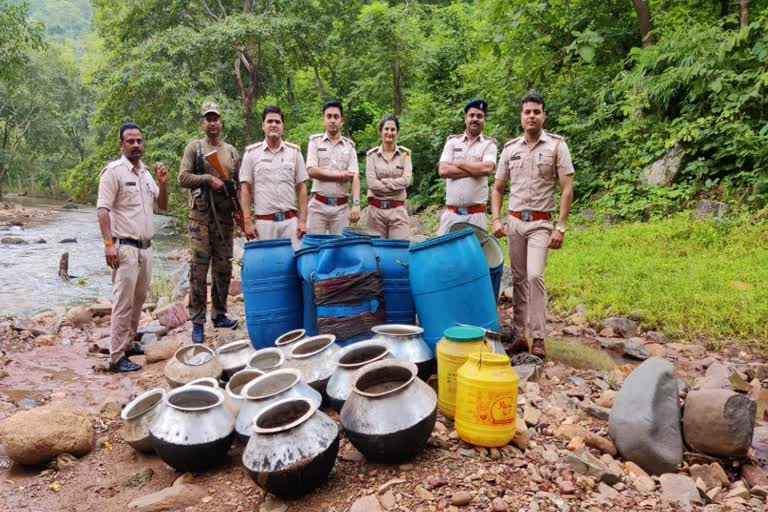 Illegal liquor and Mahua seized in Kawardha