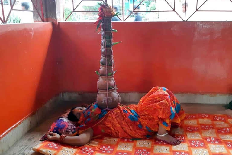 Shardiya navratri puja 2022 in Rajrappa temple ramgarh woman from bihar fast with nine urns on body became attraction