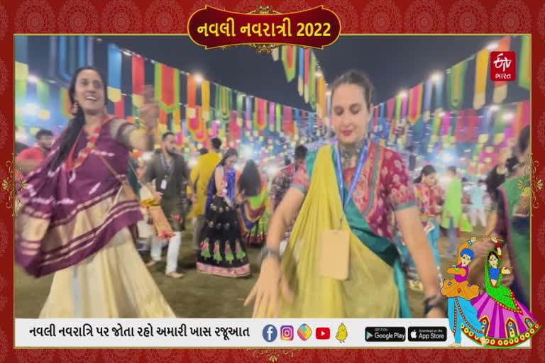 ખેલૈયાઓની સાથે વડોદરાના રાજવી પરિવારના મહારાણી રાધિકા રાજે ગાયકવાડ ગરબે ઘૂમ્યા