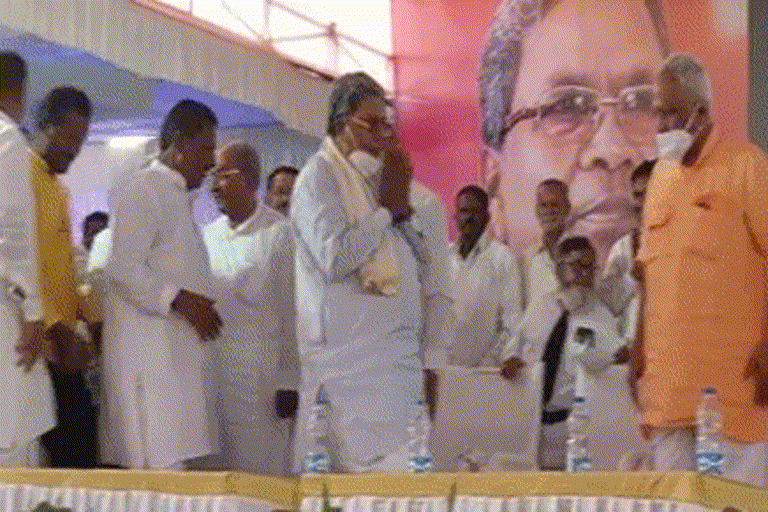 congress-leader-siddaramaiah-stumbled-on-the-stage-in-mudhol-program