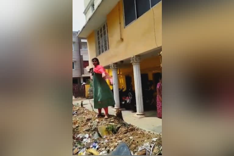 அம்பத்தூரில் பொதுமக்கள் மீது கற்களை வீசும் காவல் கண்காணிப்பாளரின் குடும்பத்தினர் - வைரல் வீடியோ