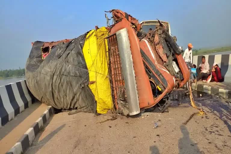 people died in road accident  road accident at Uttara Pradesh  truck collided with bus  ಬಸ್​ ಟ್ರಕ್​ ಮಧ್ಯೆ ಮುಖಾಮುಖಿ ಡಿಕ್ಕಿ  ಭೀಕರ ರಸ್ತೆ ಅಪಘಾತ  ಖಾಸಗಿ ಬಸ್ ಮತ್ತು ಟ್ರಕ್ ಮುಖಾಮುಖಿಯಾಗಿ ಡಿಕ್ಕಿ  ಬಸ್ ಮತ್ತು ಟ್ರಕ್ ಮುಖಾಮುಖಿ ಡಿಕ್ಕಿ  ಉತ್ತರ ಪ್ರದೇಶದ ಮುಖ್ಯಮಂತ್ರಿ ಯೋಗಿ ಆದಿತ್ಯನಾಥ್  ಮುಖ್ಯಮಂತ್ರಿ ಯೋಗಿ ಆದಿತ್ಯನಾಥ್​ ಸಂತಾಪ