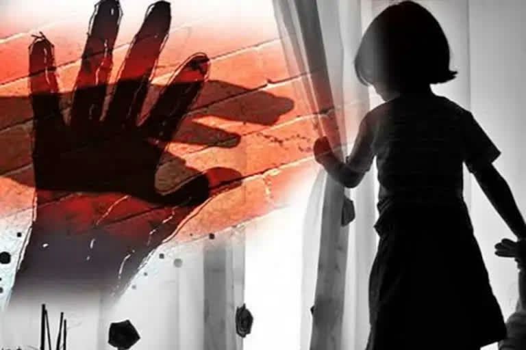 seven year old abducted  girl stabbed to death by youth  CCTV footage released  accused abducted the girl  madyapradesh murder  madyapradesh seven yera old girl murder  latest national news  latest news in madyapradesh  accused sadam killed a girl  ഏഴ് വയസ് പ്രായമുള്ള കുട്ടിയെ  അയല്‍വാസി കുത്തികൊലപ്പെടുത്തി  സിസിടിവി ദൃശ്യങ്ങള്‍ പുറത്ത്  മധ്യപ്രദേശിലെ ഇന്‍ഡോറില്‍  പെണ്‍കുട്ടിയെ ബലമായി തട്ടികൊണ്ടുപോയി  പ്രതി സദാം  പ്രദേശ വാസികള്‍ പ്രതിഷേധം സംഘടിപ്പിച്ചു  ഇന്‍ഡോറില്‍ ഏഴ്‌ വയസുകാരിയുടെ കൊലപാതകം  മധ്യപ്രദേശ് ഏറ്റവും പുതിയ വാര്‍ത്ത  ഇന്നത്തെ പ്രധാന വാര്‍ത്ത  ഏറ്റവുെ പുതിയ ദേശീയ വാര്‍ത്ത