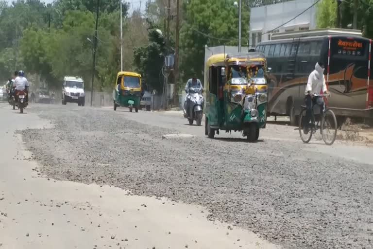 roads of smart city gwalior dilapidated