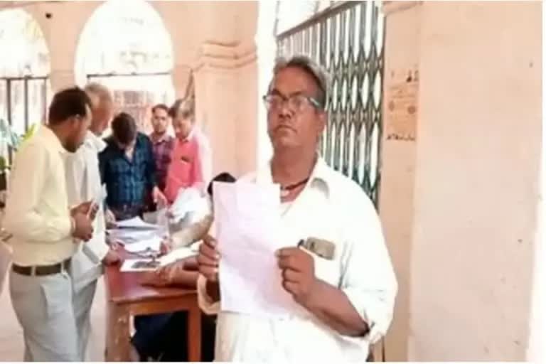 Shivpuri man bungled  Officials declare Shivpuri man dead  Hariom Sharma declared dead in Madhya Pradesh  Rs 4 lakh withdrawn from Hariom bank account  ഹരിഓം ശർമ്മ  അക്കൗണ്ട് ഉടമ മരിച്ചെന്ന് വ്യാജ രേഖ ചമച്ചു  ലക്ഷങ്ങള്‍ തട്ടിയതായി പരാതി  Shivpuri  money extorted from bank  ഭോപ്പാല്‍  ഭോപ്പാല്‍ വാര്‍ത്തകള്‍  four lakh extorted from bank accounted  madhyapradesh