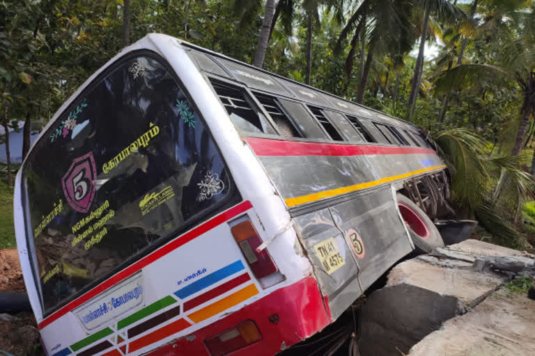 பொள்ளாச்சி அருகே ஏற்பட்ட விபத்தில் தனியார் பேருந்து கவிழ்ந்து 2 பேர் பலி