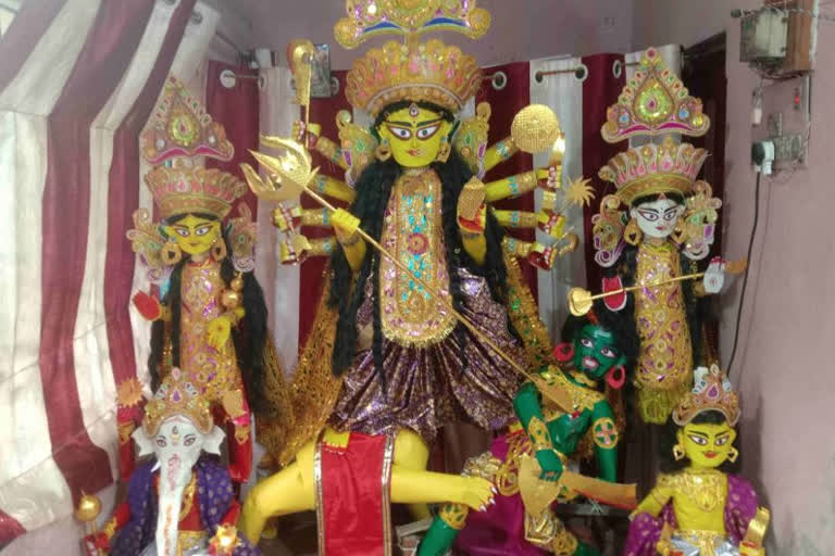 Chinsurah College Student makes Paper Made Idol for Durga Puja 2022
