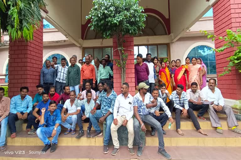 Angry employees protest in Dhamtari Municipal Corporation