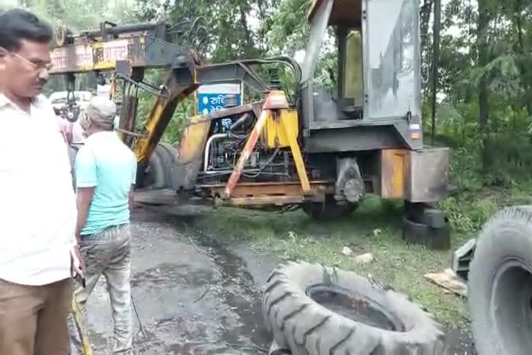 Big accident due to tire burst in korba