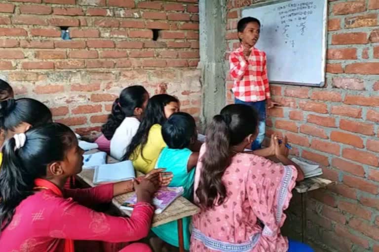 Eight year old Boy teaching Mathematics  Eight year old Boy  Mathematics  Bihar  പത്താം ക്ലാസുകാര്‍  കണക്ക് പഠിപ്പിക്കുന്ന മൂന്നാം ക്ലാസുകാരന്‍  കണക്ക്  ഗണിതശാസ്‌ത്രജ്ഞന്‍  കൊച്ചു ഗണിതശാസ്‌ത്രജ്ഞന്‍  പട്‌ന  ബിഹാര്‍  ബോബി  ബോബി രാജ്  ഗണിതം