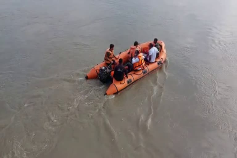 Circle Officer missing after boat capsized in Brahmaputra in Assam  boat capsized in Brahmaputra in Assam  അസമിലെ ബ്രഹ്‌മപുത്ര നദിയില്‍ ബോട്ട് മറിഞ്ഞ്  ദൂബ്രി ജില്ലയില്‍  അസമിലെ ബ്രഹ്‌മപുത്ര