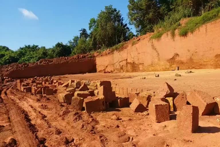 Unauthorized quarries in Panapuzha village  അനധീകൃത ചെങ്കല്‍ ക്വാറി നിര്‍മ്മാണം  പാണപ്പുഴ വില്ലേജില്‍ അനധീകൃത ചെങ്കല്‍ ക്വാറി  ചെങ്കൽ ഖനനം  kerala latest news  malayalam news  Panapuzha village quarries issue  ചെങ്കല്‍ ക്വാറി  കേരള വാർത്തകൾ  മലയാളം വാർത്തകൾ  Unauthorized quarries