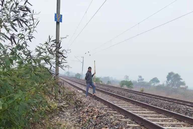 गोपालगंज में ट्रेन से कटकर युवक की संदिग्ध मौत