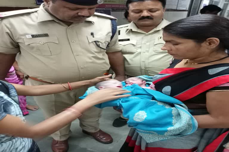 Woman gave birt twins at Sagar railway station
