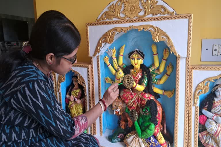 Malda Teacher Makes Durga Idol