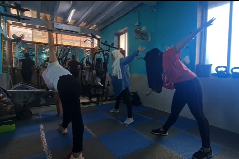 Gym Centre for Hijab Clad Women in Mumbai  Gym in Mumbai for women empowerment  Gym in Muslim majority area of Mumbai  ಜಿಮ್​ನಲ್ಲಿ ಹಿಜಾಬ್​ ಹಾಕಿಕೊಂಡೇ ವ್ಯಾಯಾಮ  ಮುಸ್ಲಿಂ ಬಹುಸಂಖ್ಯಾತ ಪ್ರದೇಶ  ಬಜೆಟ್ ಸ್ನೇಹಿ ಜಿಮ್ ಸೆಂಟರ್  ಹಿಜಾಬ್​ ಧರಿಸಿ ವ್ಯಾಯಾಮ  ಮಹಿಳೆಯರ ತಂಡ ಜಿಮ್​ ಓಪನ್  ಹಿಜಾಬ್​ ಸಂಪ್ರದಾಯಕ್ಕೆ ಬದ್ದ