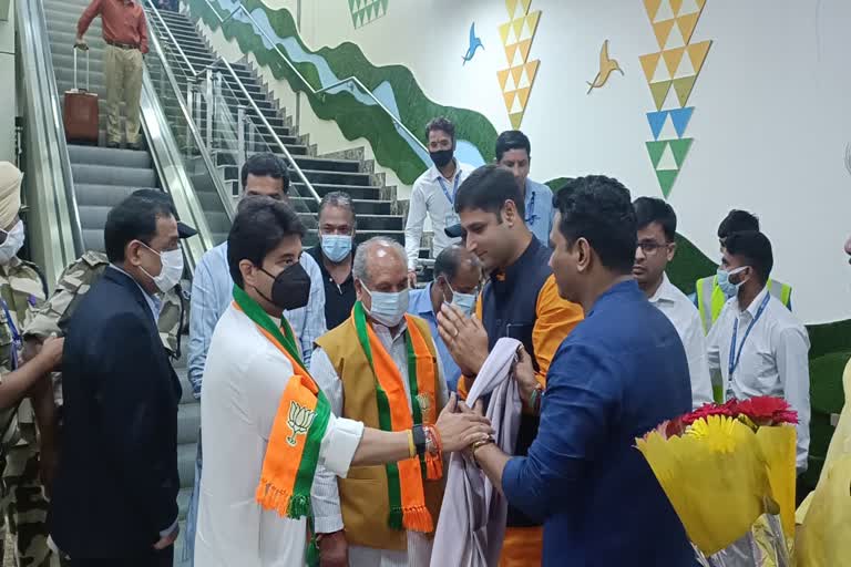 Scindia welcomed Tomar to Supporters