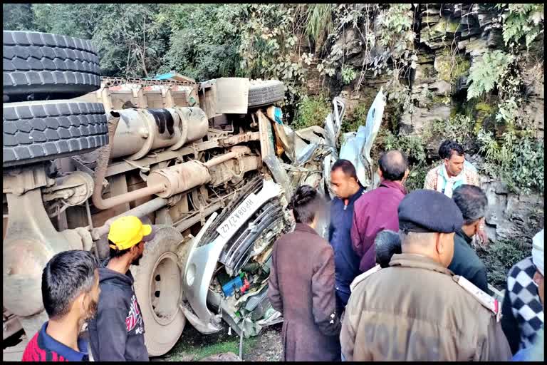 Truck overturned on car in Charabra