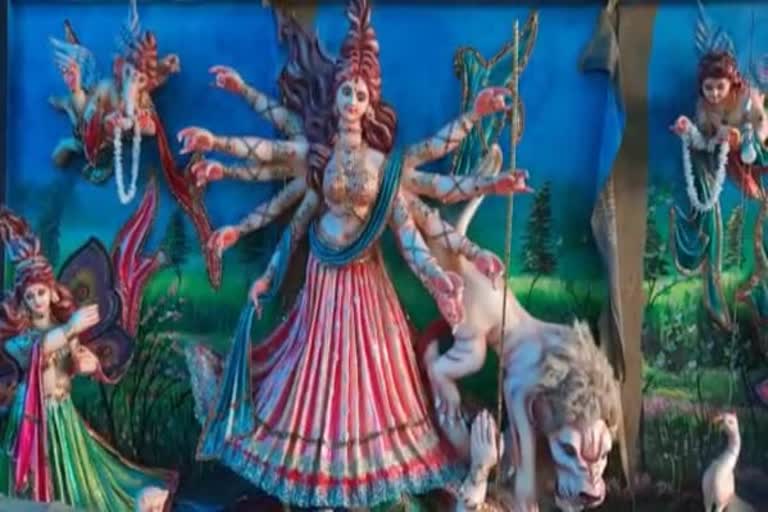 देवी के स्वागत के लिए पंडाल तैयार, बंगाली पद्धति से होती है पूजा