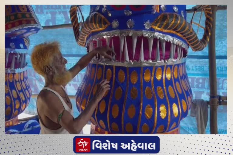 કૃષ્ણ જન્મભૂમિથી આવેલા મુસ્લિમ કારીગરો સુરતમાં રાવણનું પૂતળું બનાવી રહ્યા છે, જૂઓ કેટલું ઊંચું બનાવાયું