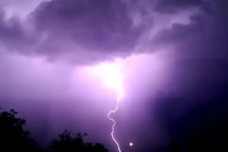 Seven injured in lightning strike in Maha village