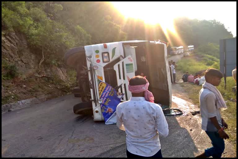 UP Devotees bus overturned in Bilaspur
