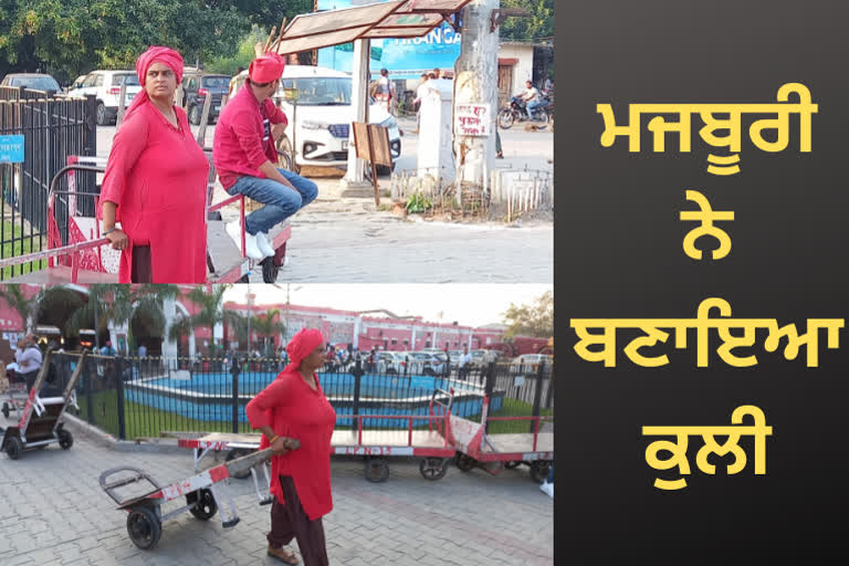 woman is working as a coolie at the Ludhiana railway station