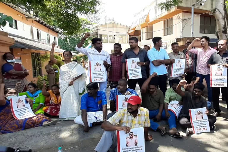 CPM protest against police officer  Abusive comment against kodiyeri Balakrishnan  kodiyeri Balakrishnan death  കോടിയേരിക്കെതിരെ അധിക്ഷേപകരമായ പോസ്റ്റ്  കോടിയേരി ബാലകൃഷ്‌ണൻ മരണം  സിപിഎം പ്രവർത്തകരുടെ പ്രതിഷേധം  സിപിഎം മെഡിക്കൽ കോളജ് ലോക്കൽ കമ്മിറ്റി  പൊലീസ് സ്റ്റേഷൻ ഉപരോധം  മെഡിക്കൽ കോളജ് പൊലീസ്