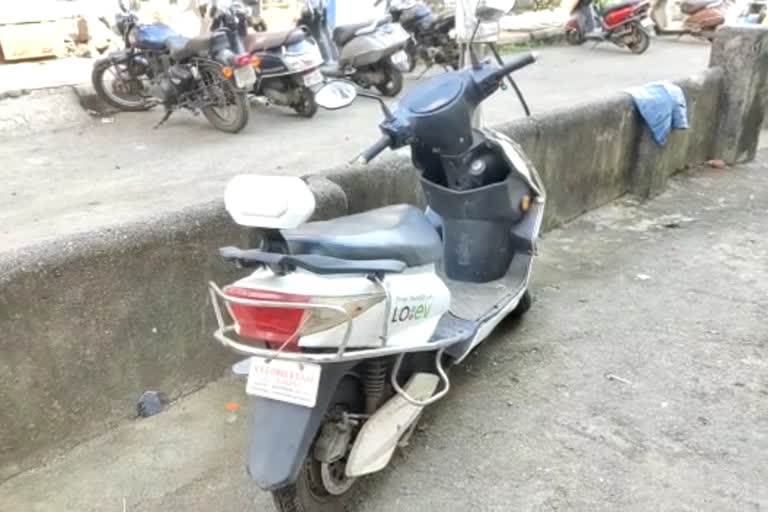 http://10.10.50.85:6060/reg-lowres/02-October-2022/mh-pal-01-electric-scooter-battery-explodes-in-vasai-byet-vis-mh10065_02102022104425_0210f_1664687665_904.mp4