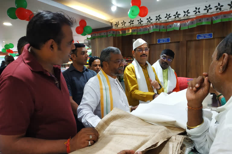 khadi-shopping-in-ranchi-on-mahatma-gandhi-jayanti-on-lines-of-bapu-gram-udyog-mantra-message-of-vocal-for-local