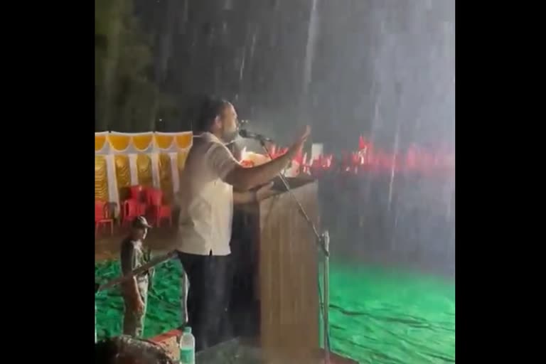 congress-leader-rahul-gandhi-addressed-a-gathering-amid-rainfall-in-mysuru