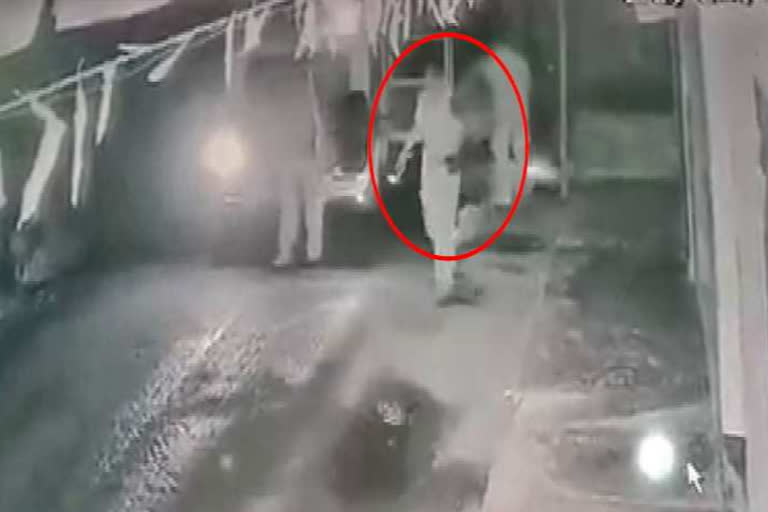 NIGHT PATROLING POLICE STEALS FAN FROM A HOUSE IN BHAGALPUR BIHAR VIDEO VIRAL