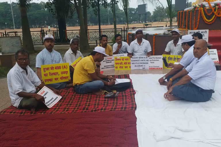 men-harassed-by-wives-protest-in-front-of-gandhi-ji-statue-in-ranchi