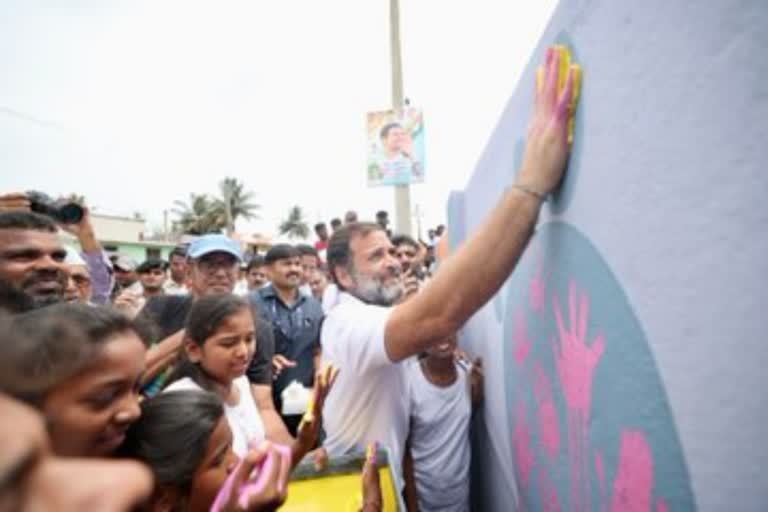 Rahul Gandhis visit  reunites two communities after 29 years  mass dining program Badanavalu village Karnataka  Lingayat and Dalit  Bharat Jodo Yatra  ഒന്നിച്ച് രണ്ട് സമുദായങ്ങൾ  ഭാരത് ജോഡോ യാത്രയിലൂടെ ഒന്നിച്ച് രണ്ട് സമുദായങ്ങൾ  ലിംഗായത്ത്  രാഹുൽ ഗാന്ധി  national news  malayalam news  രാഹുൽ ഗാന്ധിയുടെ സന്ദർശനം  ബദനവാലു സമൂഹ സദ്യ  ഭാരത് ജോഡോ യാത്ര