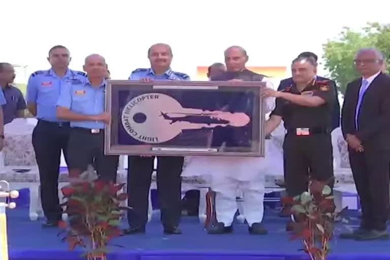ലൈറ്റ് കോംബാറ്റ് ഹെലികോപ്റ്ററുകൾ  വ്യോമസേന  ലൈറ്റ് കോംബാറ്റ് ഹെലികോപ്റ്റർ പ്രതിരോധ മന്ത്രി  പ്രതിരോധ മന്ത്രി രാജ്‌നാഥ് സിങ്  വ്യോമസേന മേധാവി ട  First Indigenously developed LCH  Light Combat Helicopters  Indian Air Force