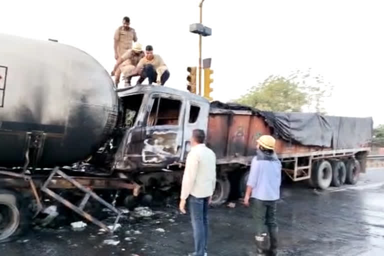 Truck hit gas tanker, leakage of gas due to truck caught fire