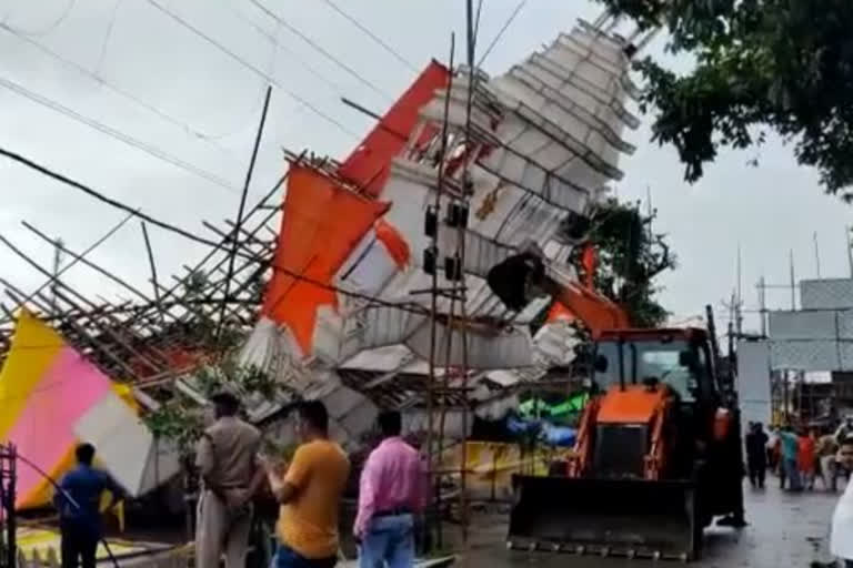 किशनगंज में दुर्गा पंडाल गिर गया