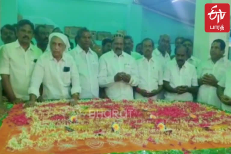 எடப்பாடி பழனிசாமி மீண்டும் முதலமைச்சராக தர்காவில் சிறப்பு தொழுகை