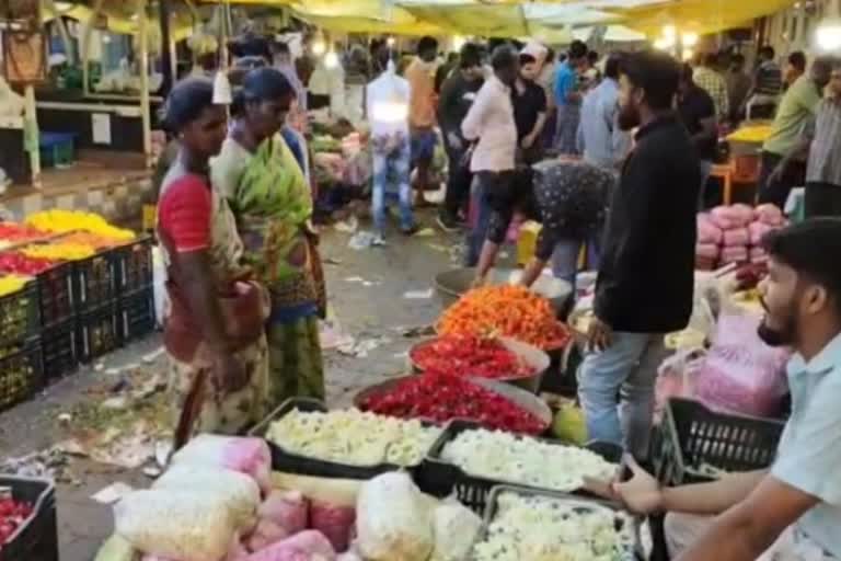 ஆயுத பூஜை, சரஸ்வதி பூஜையை ஒட்டி கோவையில் பூக்கள் விலை உயர்வு