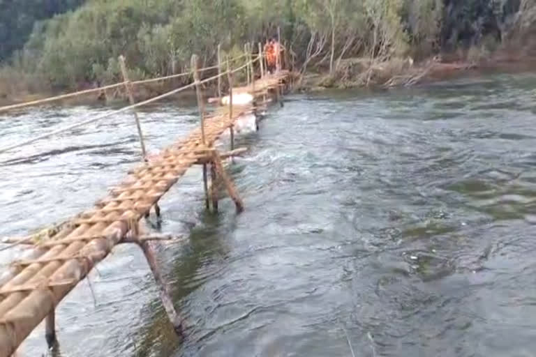 ಗ್ರಾಮಸ್ಥರಿಂದಲೇ ನಿರ್ಮಾಣವಾಯ್ತು ಕಾಲುಸಂಕ