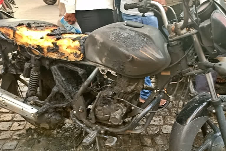 Man sets bike on fire after traffic cops stop him