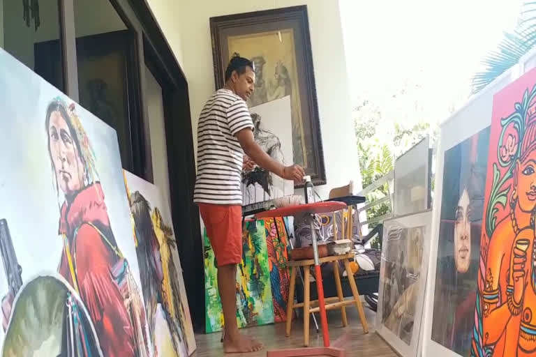 dhanesh kondon  dhanesh kondon art gallery in his house  dhanesh kondon art gallery in kannur  dhanesh kondon Uae golden visa  ആര്‍ട്ട് ഗാലറി  കണ്ണൂര്‍ ചൊവ്വ  ധനേഷ് കൊണ്ടോൻ  ധനേഷ് കൊണ്ടോൻ ആര്‍ട്ട് ഗാലറി  യുഎഇ ഗോള്‍ഡന്‍ വിസ