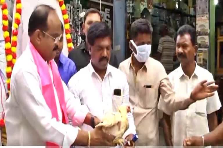 TRS leader distributes liquor bottle