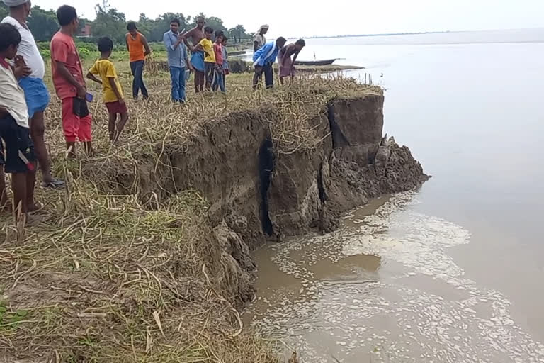 Erosion in Sahibganj Chanan village basti in danger of merging in  Ganga administration appealed to vacate village