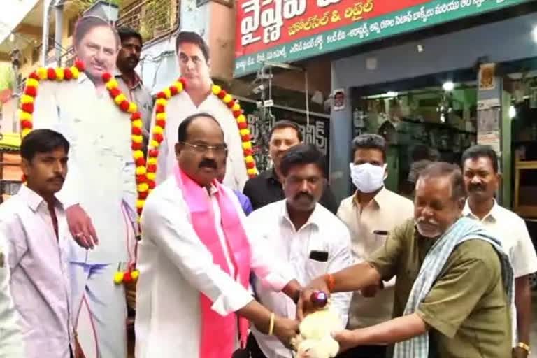 trs-leader-rajanala-srihari-distributes-liquor-bottles-and-chicken